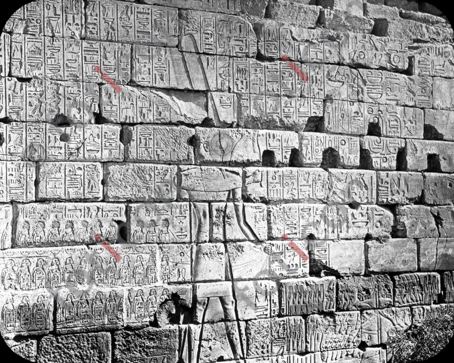 Hieroglyphen an einer Wand am Tempel von  Karnak | Hieroglyphs on a wall at the Temple of Karnak  (foticon-simon-008-048-sw.jpg)